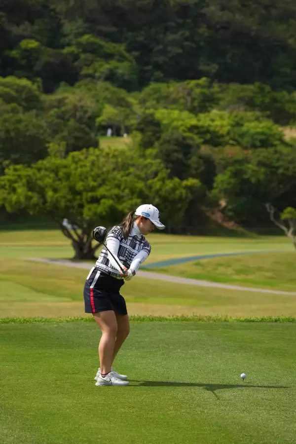 吉田優利のドライバースイング（後方）連続写真【2022年ダイキンオーキッドレディスゴルフトーナメント】