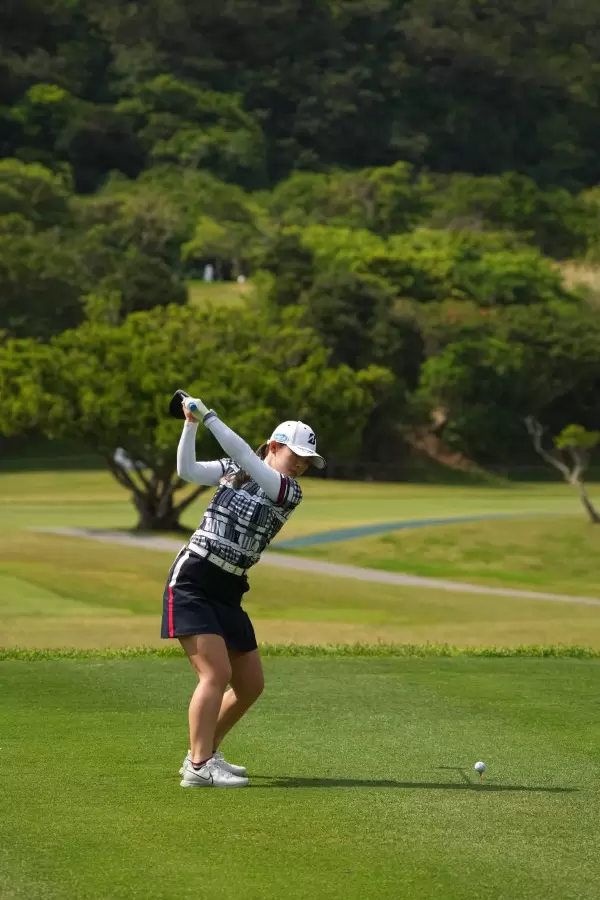 吉田優利のドライバースイング（後方）連続写真【2022年ダイキンオーキッドレディスゴルフトーナメント】