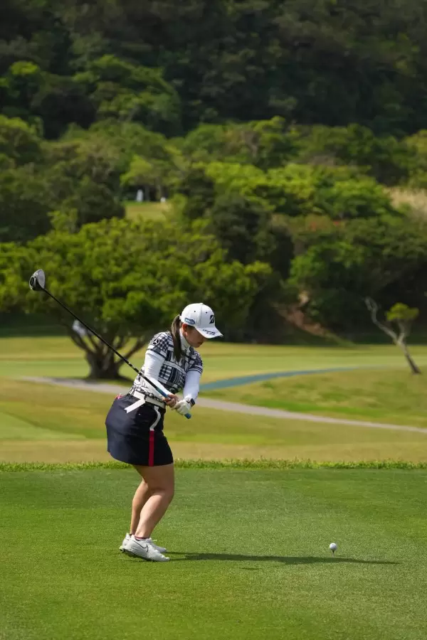 吉田優利のドライバースイング（後方）連続写真【2022年ダイキンオーキッドレディスゴルフトーナメント】