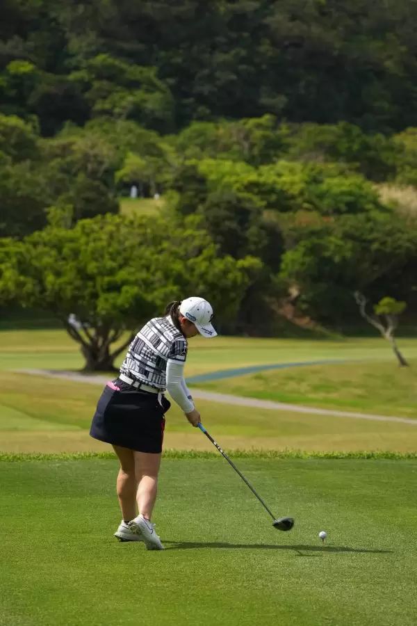 吉田優利のドライバースイング（後方）連続写真【2022年ダイキンオーキッドレディスゴルフトーナメント】