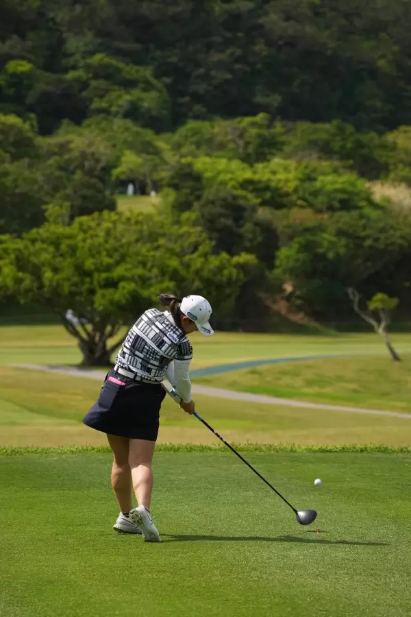 吉田優利のドライバースイング（後方）連続写真【2022年ダイキンオーキッドレディスゴルフトーナメント】