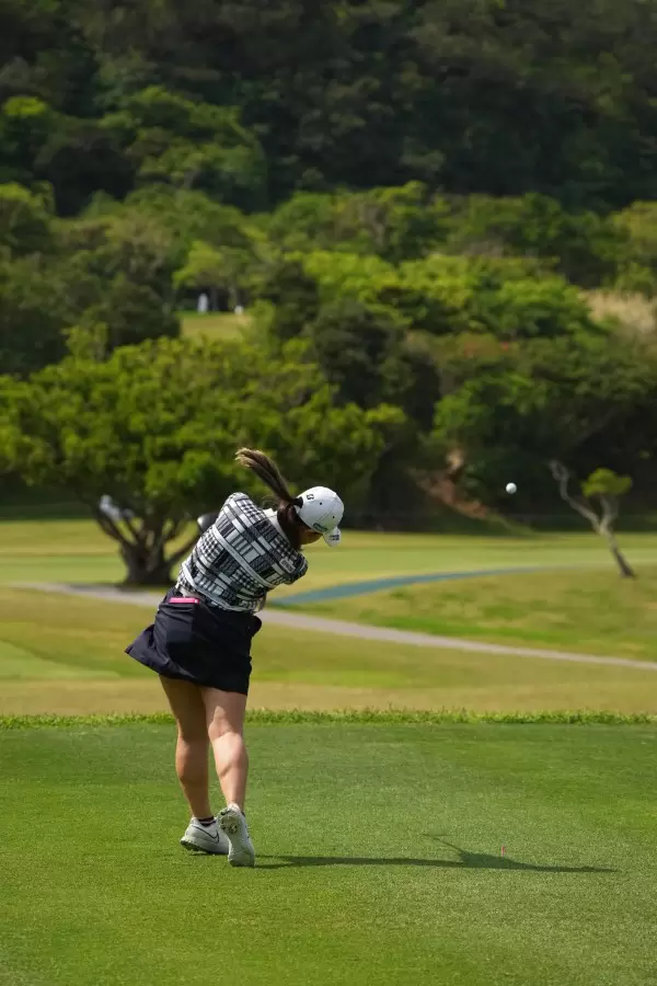吉田優利のドライバースイング（後方）連続写真【2022年ダイキンオーキッドレディスゴルフトーナメント】