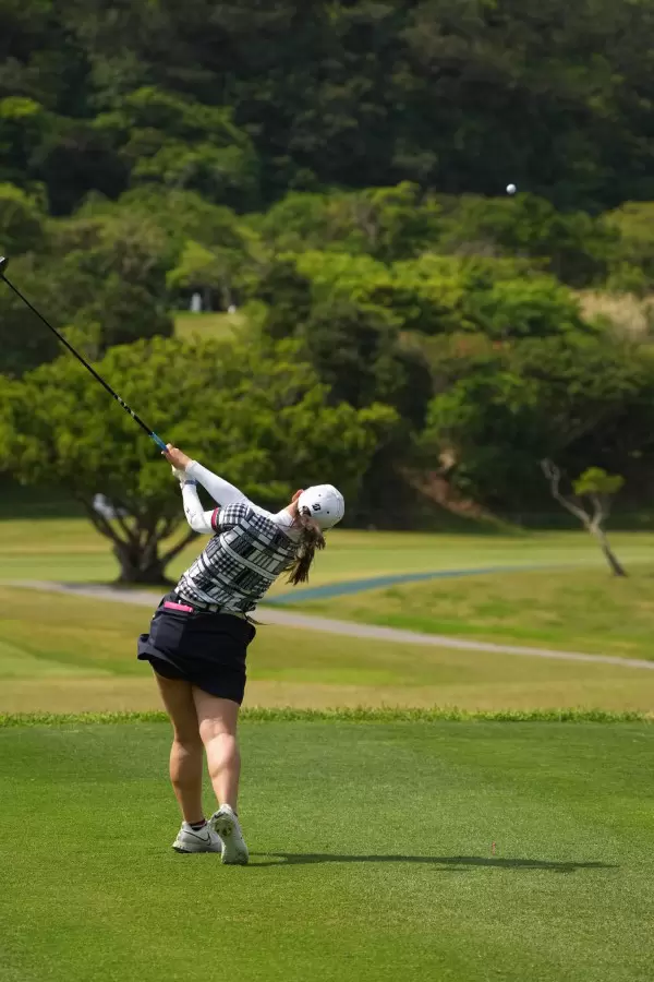 吉田優利のドライバースイング（後方）連続写真【2022年ダイキンオーキッドレディスゴルフトーナメント】