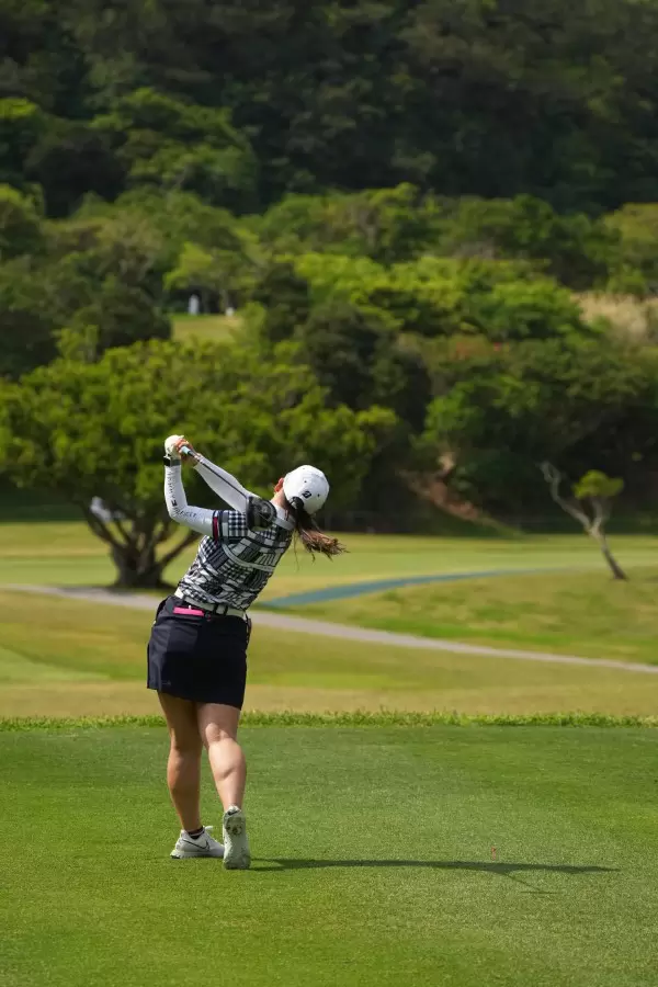 吉田優利のドライバースイング（後方）連続写真【2022年ダイキンオーキッドレディスゴルフトーナメント】