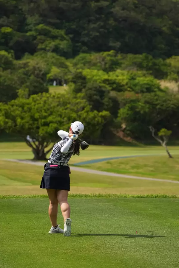 吉田優利のドライバースイング（後方）連続写真【2022年ダイキンオーキッドレディスゴルフトーナメント】