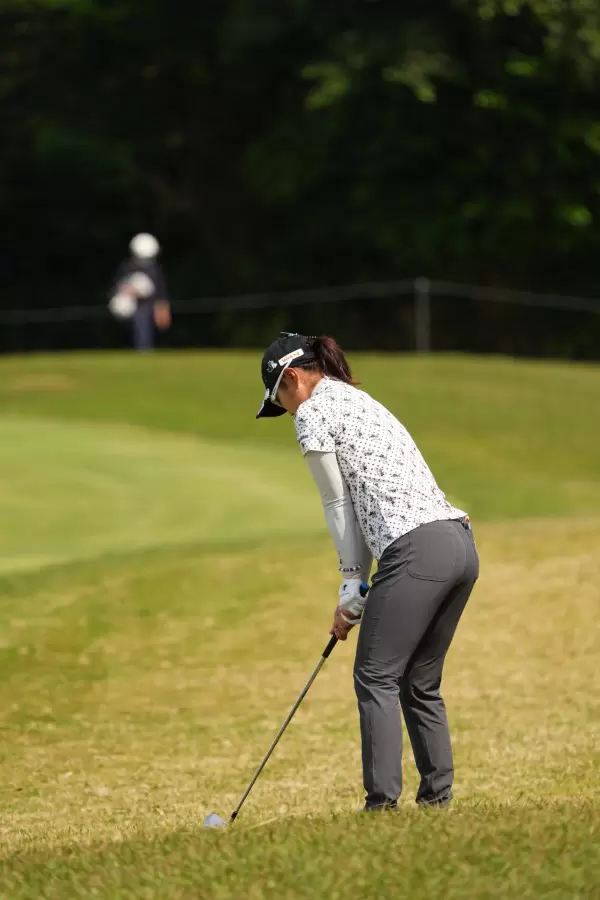 藤田さいきのウェッジスイング（ラフ）連続写真【2022年ダイキンオーキッドレディスゴルフトーナメント】