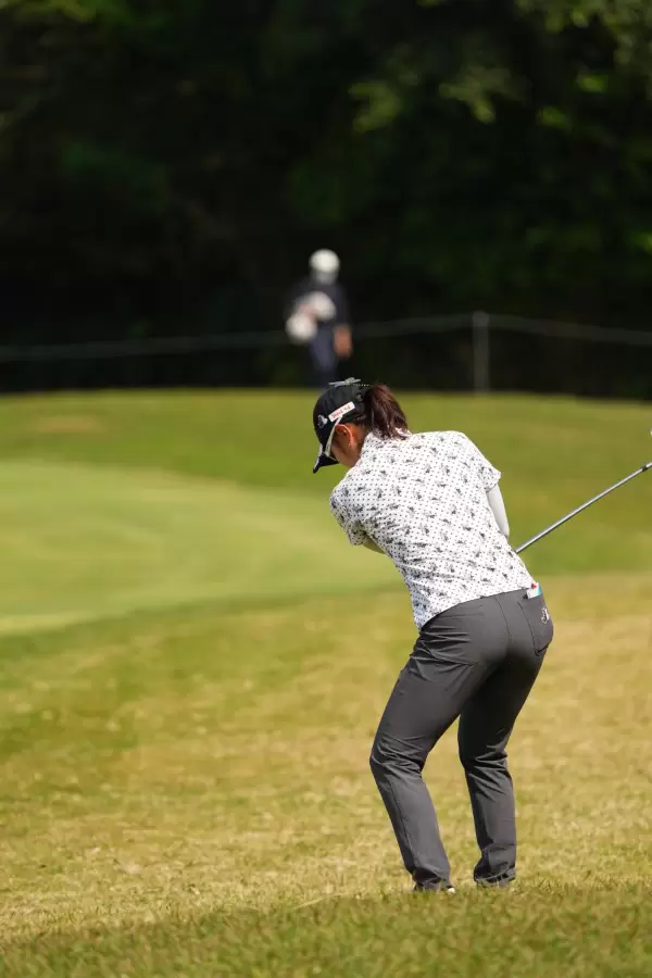 藤田さいきのウェッジスイング（ラフ）連続写真【2022年ダイキンオーキッドレディスゴルフトーナメント】