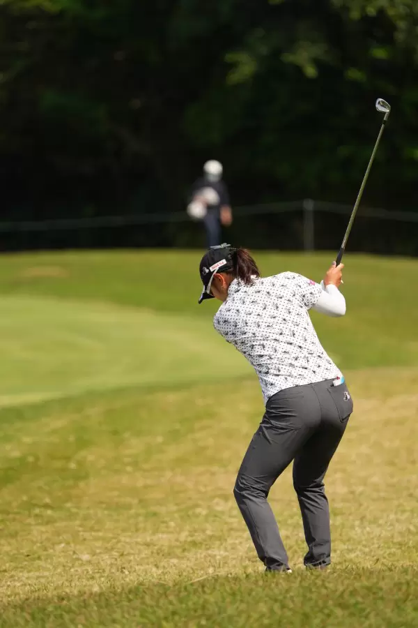 藤田さいきのウェッジスイング（ラフ）連続写真【2022年ダイキンオーキッドレディスゴルフトーナメント】