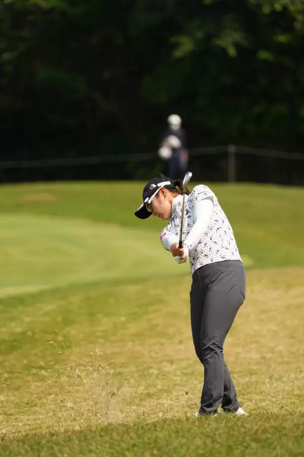 藤田さいきのウェッジスイング（ラフ）連続写真【2022年ダイキンオーキッドレディスゴルフトーナメント】