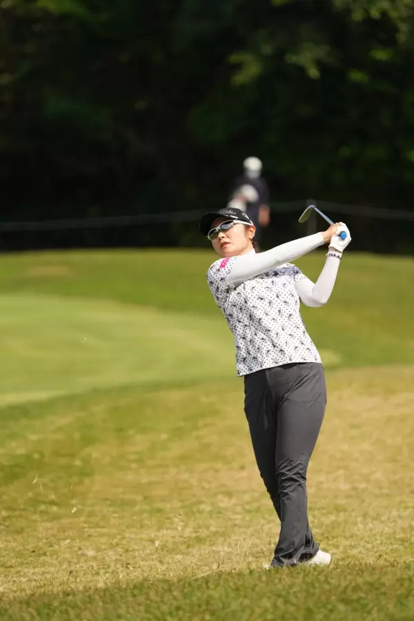 藤田さいきのウェッジスイング（ラフ）連続写真【2022年ダイキンオーキッドレディスゴルフトーナメント】
