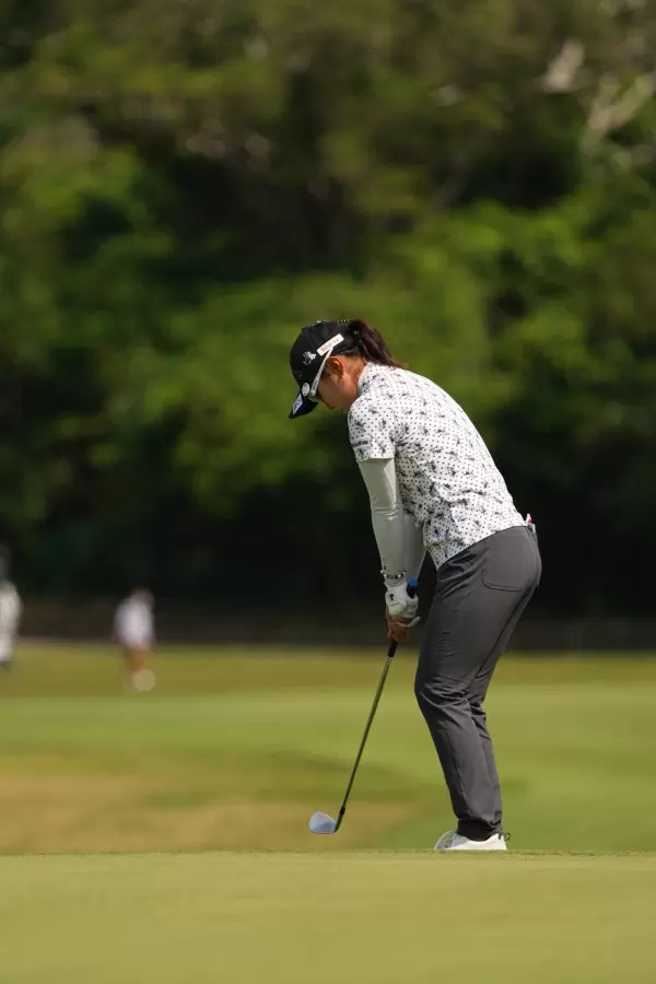 藤田さいきのウェッジスイング（アプローチ）連続写真【2022年ダイキンオーキッドレディスゴルフトーナメント】