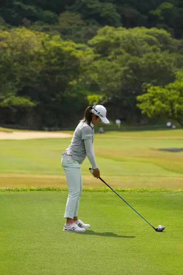 稲見萌寧のドライバースイング（後方）連続写真【2022年ダイキンオーキッドレディスゴルフトーナメント】