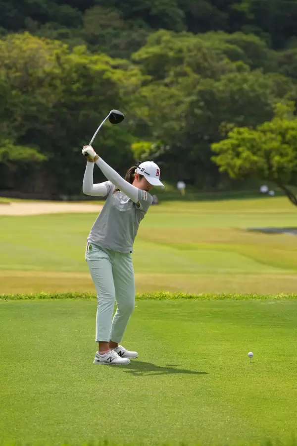 稲見萌寧のドライバースイング（後方）連続写真【2022年ダイキンオーキッドレディスゴルフトーナメント】