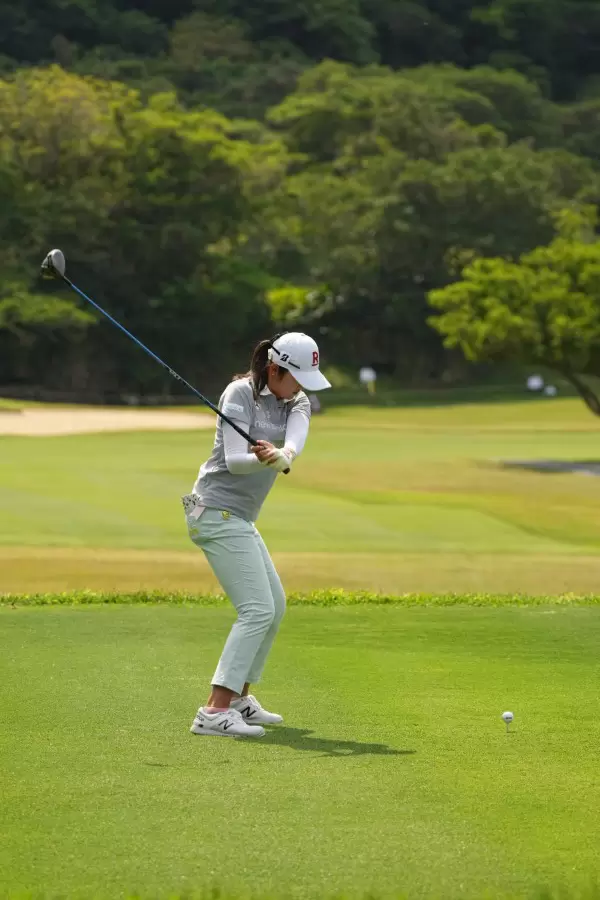 稲見萌寧のドライバースイング（後方）連続写真【2022年ダイキンオーキッドレディスゴルフトーナメント】