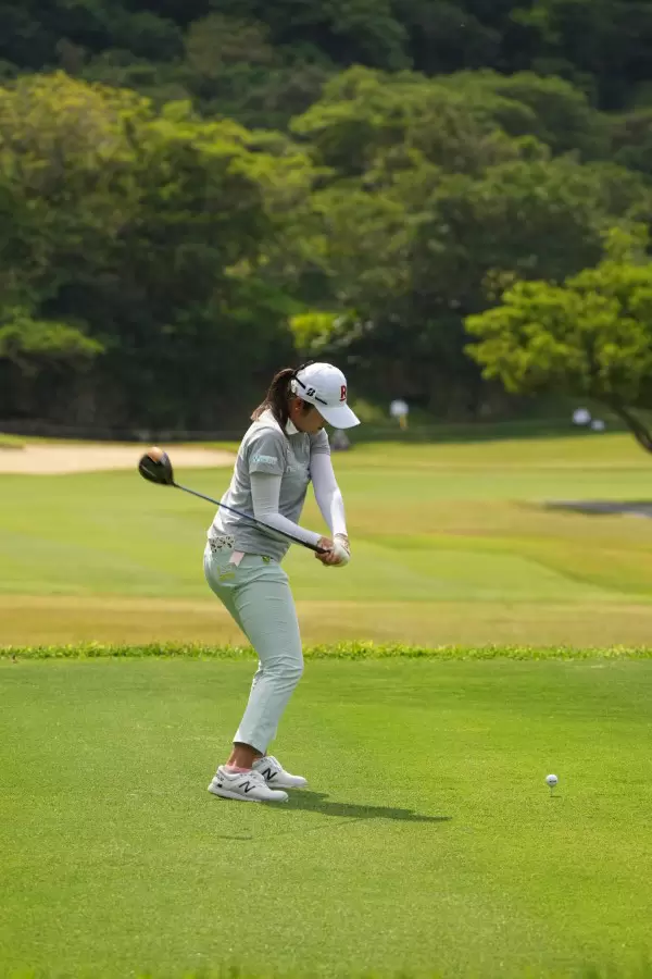 稲見萌寧のドライバースイング（後方）連続写真【2022年ダイキンオーキッドレディスゴルフトーナメント】