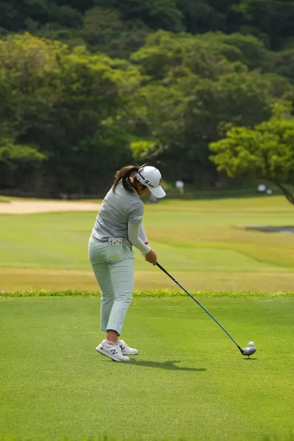 稲見萌寧のドライバースイング（後方）連続写真【2022年ダイキンオーキッドレディスゴルフトーナメント】