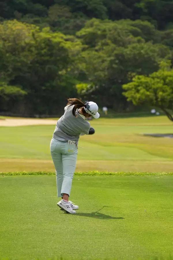 稲見萌寧のドライバースイング（後方）連続写真【2022年ダイキンオーキッドレディスゴルフトーナメント】