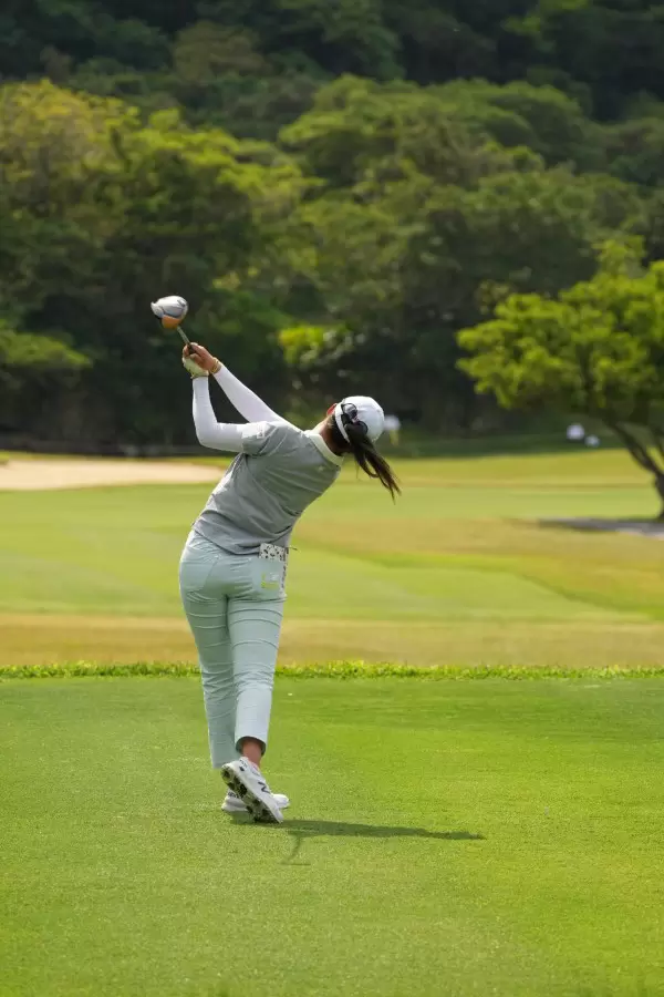 稲見萌寧のドライバースイング（後方）連続写真【2022年ダイキンオーキッドレディスゴルフトーナメント】