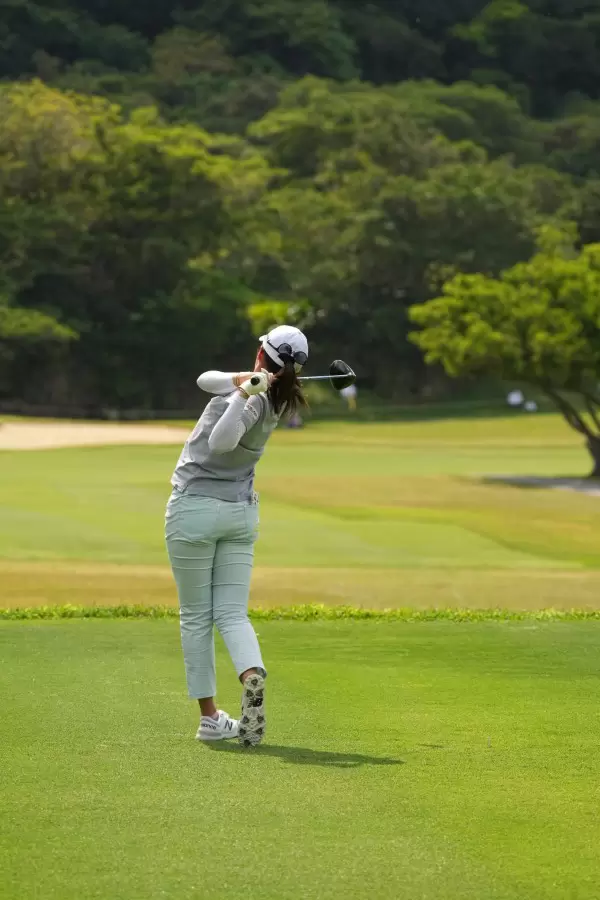 稲見萌寧のドライバースイング（後方）連続写真【2022年ダイキンオーキッドレディスゴルフトーナメント】