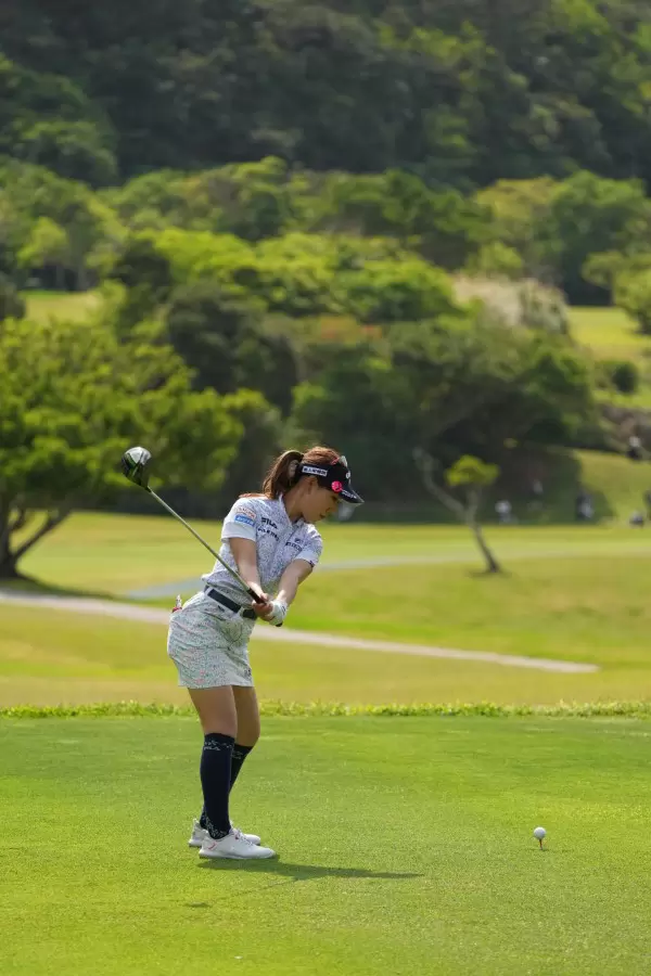 木村彩子のドライバースイング（後方）連続写真【2022年ダイキンオーキッドレディスゴルフトーナメント】