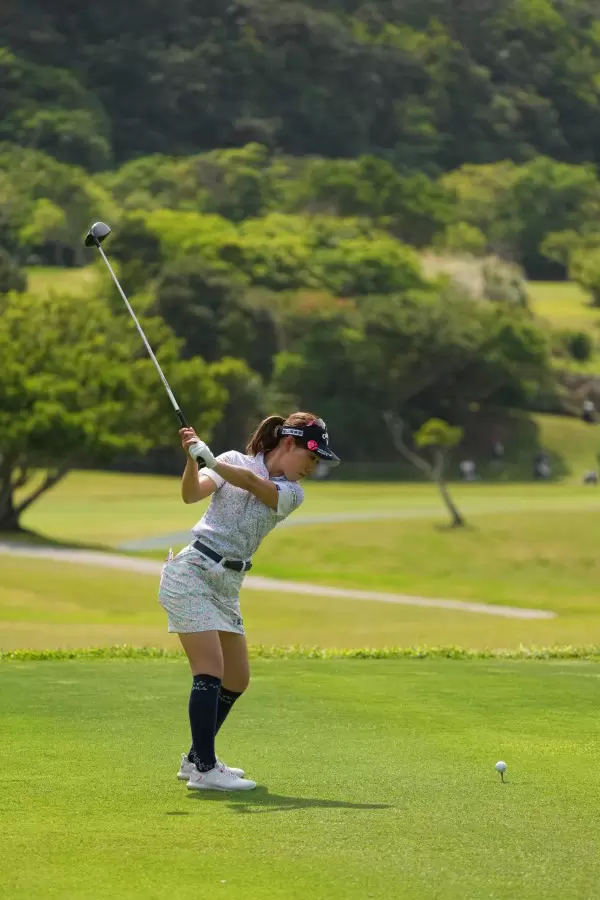 木村彩子のドライバースイング（後方）連続写真【2022年ダイキンオーキッドレディスゴルフトーナメント】