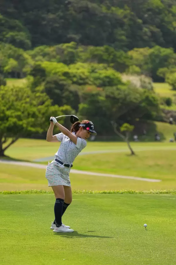 木村彩子のドライバースイング（後方）連続写真【2022年ダイキンオーキッドレディスゴルフトーナメント】