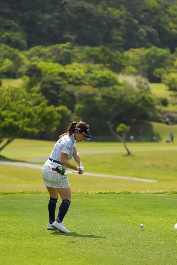 木村彩子のドライバースイング（後方）連続写真【2022年ダイキンオーキッドレディスゴルフトーナメント】