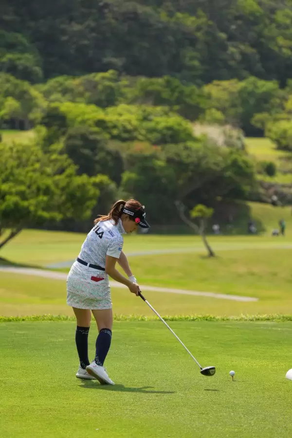 木村彩子のドライバースイング（後方）連続写真【2022年ダイキンオーキッドレディスゴルフトーナメント】