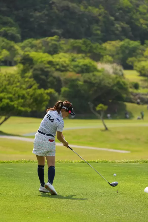 木村彩子のドライバースイング（後方）連続写真【2022年ダイキンオーキッドレディスゴルフトーナメント】