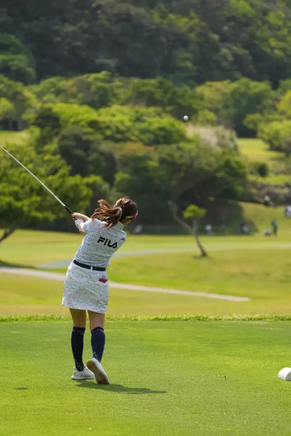 木村彩子のドライバースイング（後方）連続写真【2022年ダイキンオーキッドレディスゴルフトーナメント】