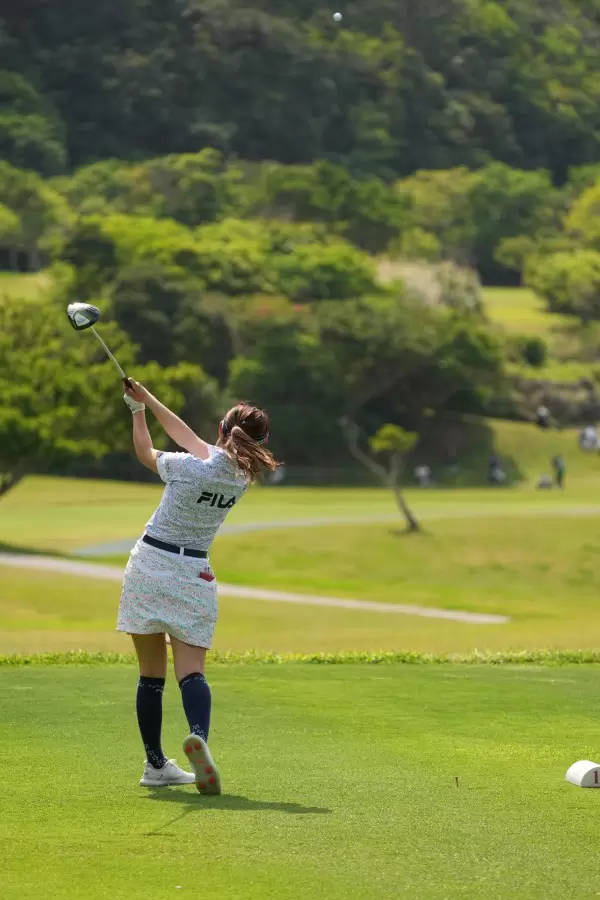 木村彩子のドライバースイング（後方）連続写真【2022年ダイキンオーキッドレディスゴルフトーナメント】