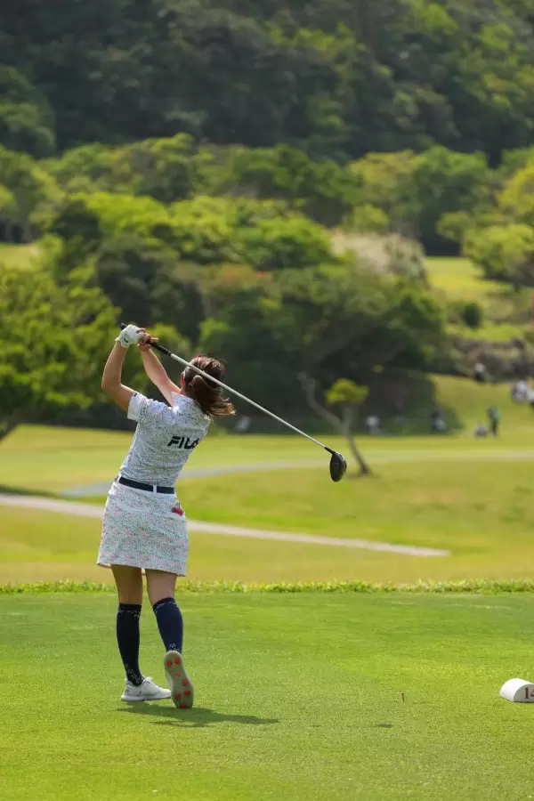 木村彩子のドライバースイング（後方）連続写真【2022年ダイキンオーキッドレディスゴルフトーナメント】
