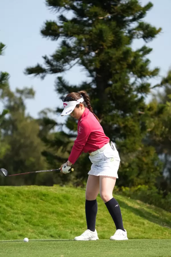 西村優菜のフェアウェイウッドスイング（斜め前方）連続写真【2022年ダイキンオーキッドレディスゴルフトーナメント】