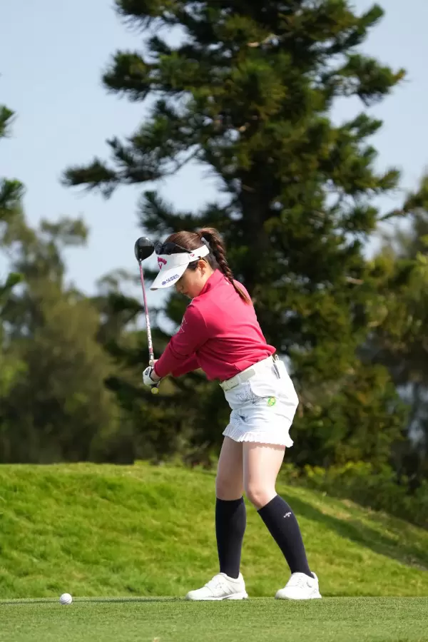 西村優菜のフェアウェイウッドスイング（斜め前方）連続写真【2022年ダイキンオーキッドレディスゴルフトーナメント】