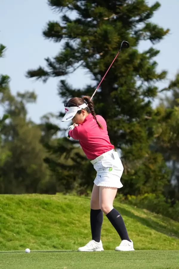 西村優菜のフェアウェイウッドスイング（斜め前方）連続写真【2022年ダイキンオーキッドレディスゴルフトーナメント】