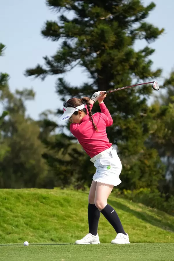 西村優菜のフェアウェイウッドスイング（斜め前方）連続写真【2022年ダイキンオーキッドレディスゴルフトーナメント】