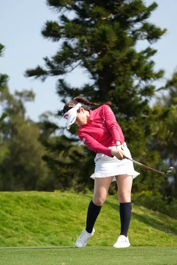 西村優菜のフェアウェイウッドスイング（斜め前方）連続写真【2022年ダイキンオーキッドレディスゴルフトーナメント】