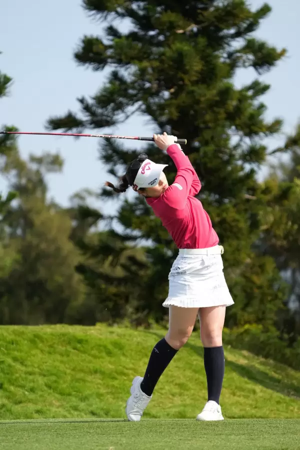 西村優菜のフェアウェイウッドスイング（斜め前方）連続写真【2022年ダイキンオーキッドレディスゴルフトーナメント】