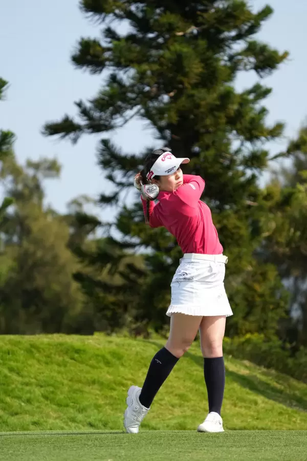西村優菜のフェアウェイウッドスイング（斜め前方）連続写真【2022年ダイキンオーキッドレディスゴルフトーナメント】