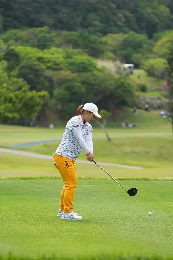 西郷真央のドライバースイング（後方）連続写真【2022年ダイキンオーキッドレディスゴルフトーナメント】