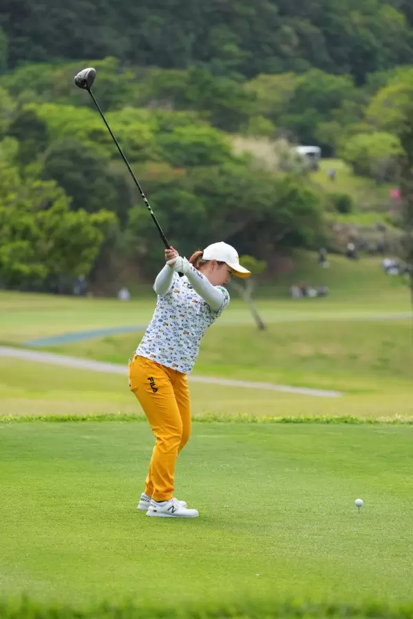 西郷真央のドライバースイング（後方）連続写真【2022年ダイキンオーキッドレディスゴルフトーナメント】