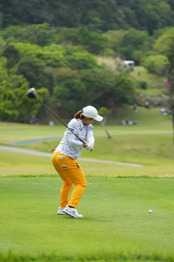 西郷真央のドライバースイング（後方）連続写真【2022年ダイキンオーキッドレディスゴルフトーナメント】