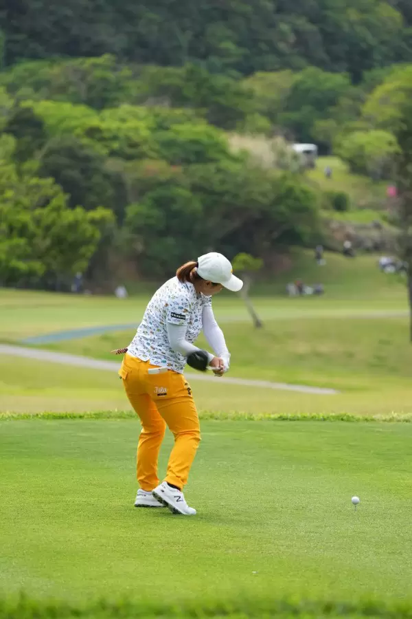 西郷真央のドライバースイング（後方）連続写真【2022年ダイキンオーキッドレディスゴルフトーナメント】