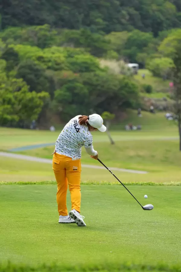 西郷真央のドライバースイング（後方）連続写真【2022年ダイキンオーキッドレディスゴルフトーナメント】