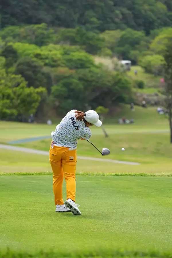 西郷真央のドライバースイング（後方）連続写真【2022年ダイキンオーキッドレディスゴルフトーナメント】
