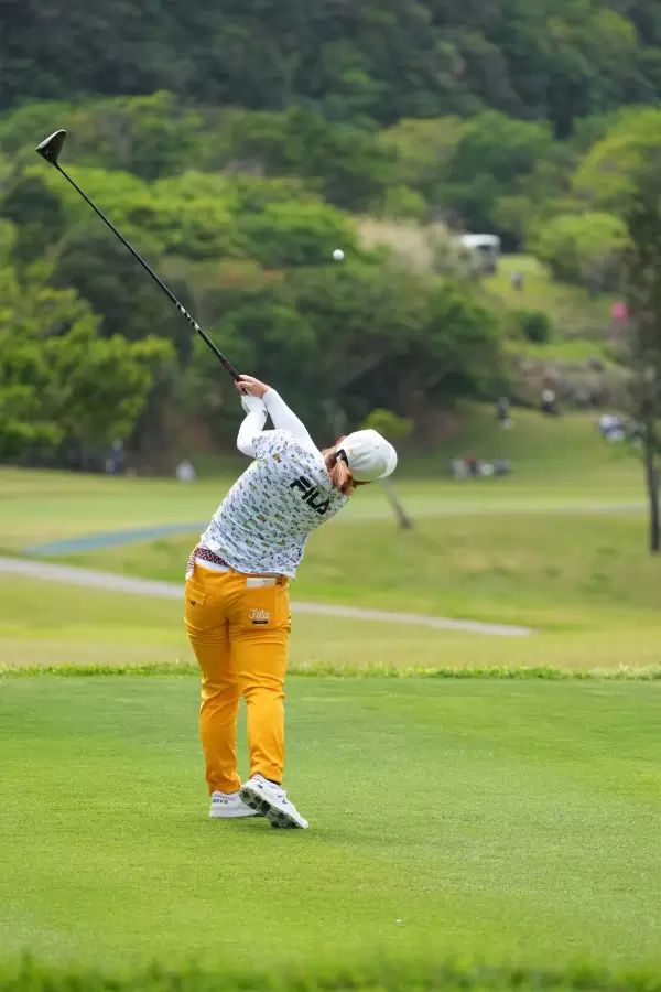 西郷真央のドライバースイング（後方）連続写真【2022年ダイキンオーキッドレディスゴルフトーナメント】