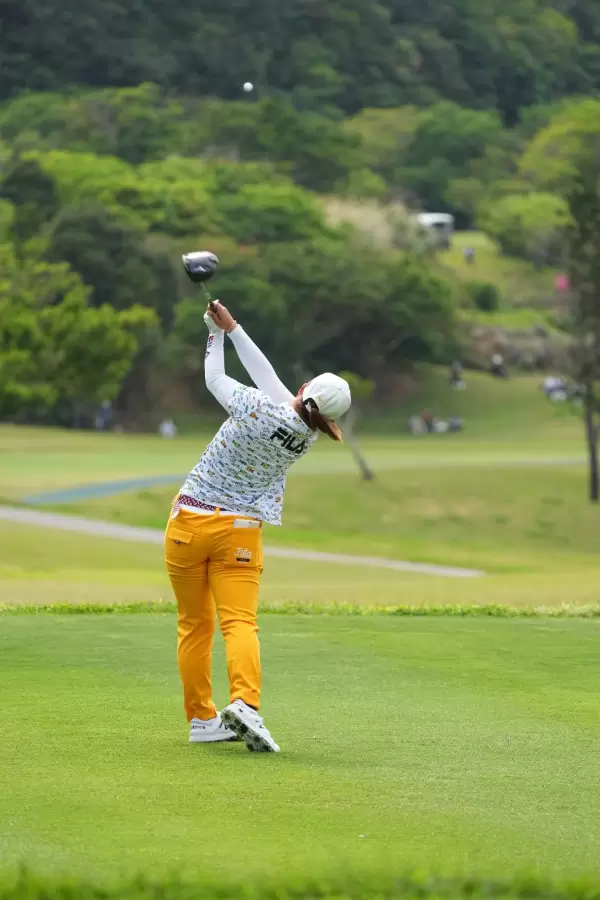 西郷真央のドライバースイング（後方）連続写真【2022年ダイキンオーキッドレディスゴルフトーナメント】