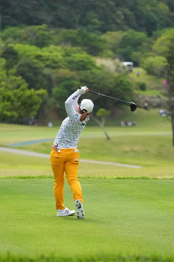 西郷真央のドライバースイング（後方）連続写真【2022年ダイキンオーキッドレディスゴルフトーナメント】