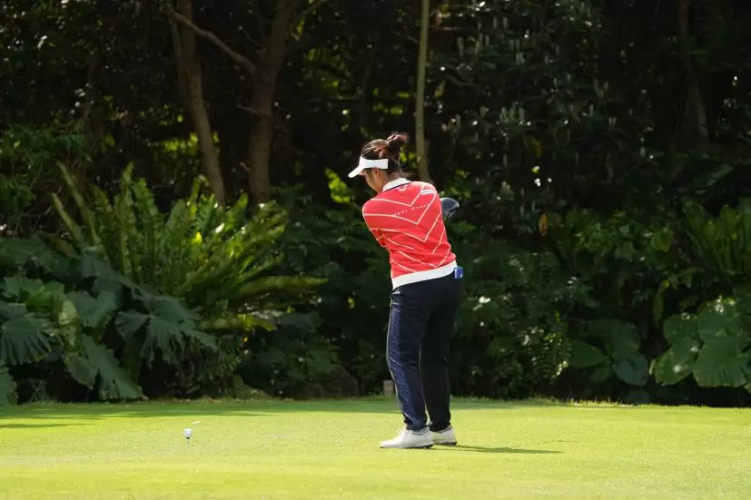 青木瀬令奈のドライバースイング（斜め前方）連続写真【2022年ダイキンオーキッドレディスゴルフトーナメント】