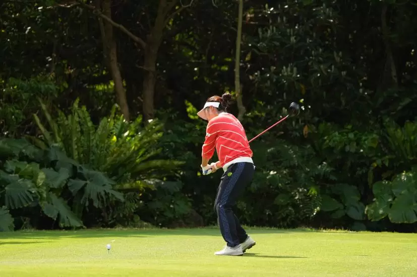 青木瀬令奈のドライバースイング（斜め前方）連続写真【2022年ダイキンオーキッドレディスゴルフトーナメント】